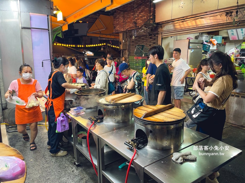 台北【景美上海生煎包】一顆15元的上海生煎包，有菜包跟肉包可以選。