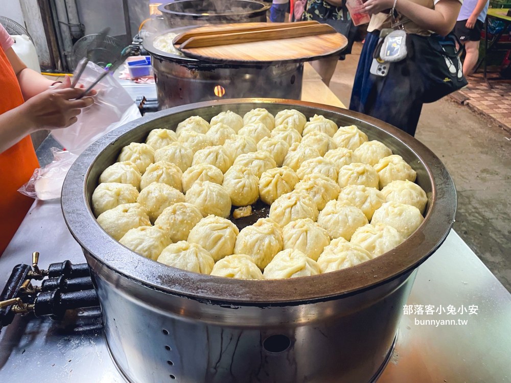 台北【景美上海生煎包】一顆15元的上海生煎包，有菜包跟肉包可以選。