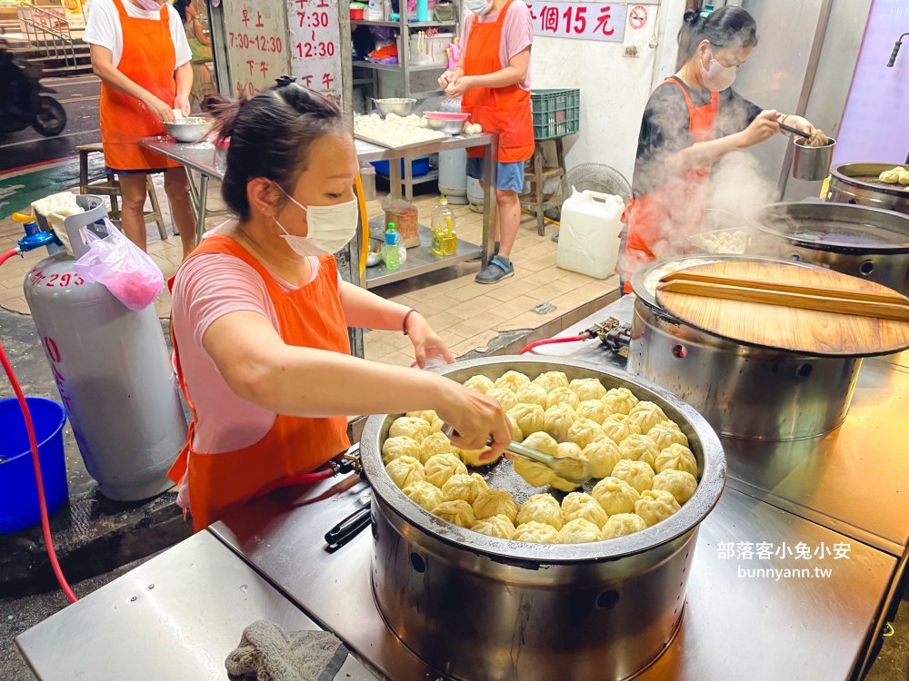 台北【景美上海生煎包】一顆15元的上海生煎包，有菜包跟肉包可以選。
