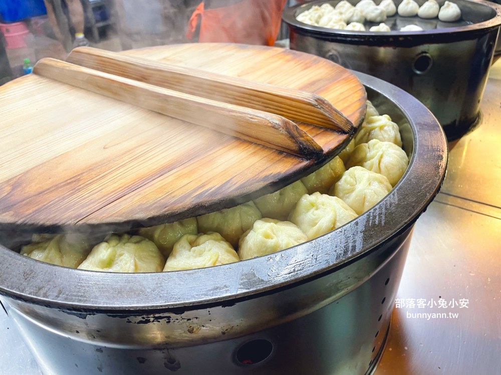 台北【景美上海生煎包】一顆15元的上海生煎包，有菜包跟肉包可以選。
