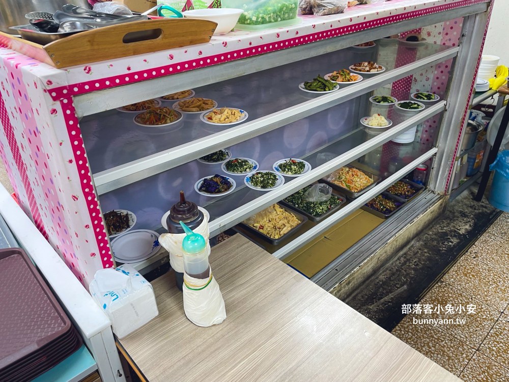 南投【梅園餡餅粥】南投一百碗好店推薦，點這幾種餡餅跟麵最好吃了