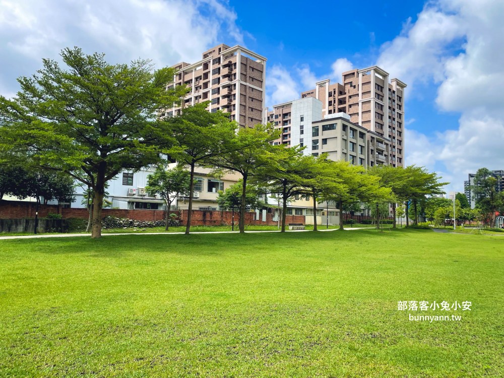 桃園【八德楓樹腳公園】繞一圈不用半小時，長頸鹿溜滑梯真好玩