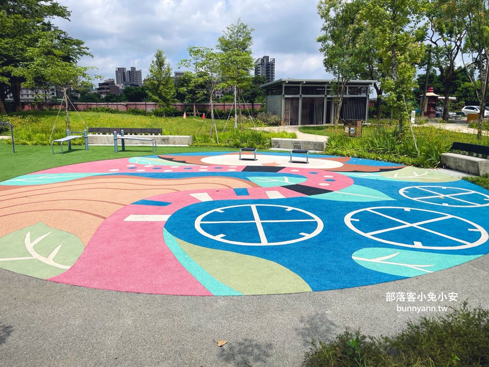 桃園【八德楓樹腳公園】繞一圈不用半小時，長頸鹿溜滑梯真好玩
