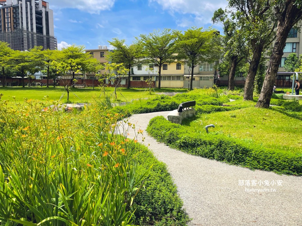 桃園【八德楓樹腳公園】繞一圈不用半小時，長頸鹿溜滑梯真好玩