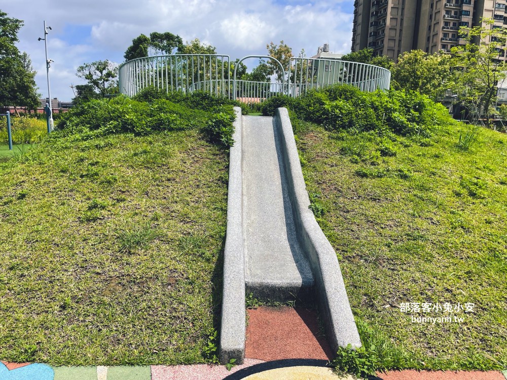 桃園【八德楓樹腳公園】繞一圈不用半小時，長頸鹿溜滑梯真好玩