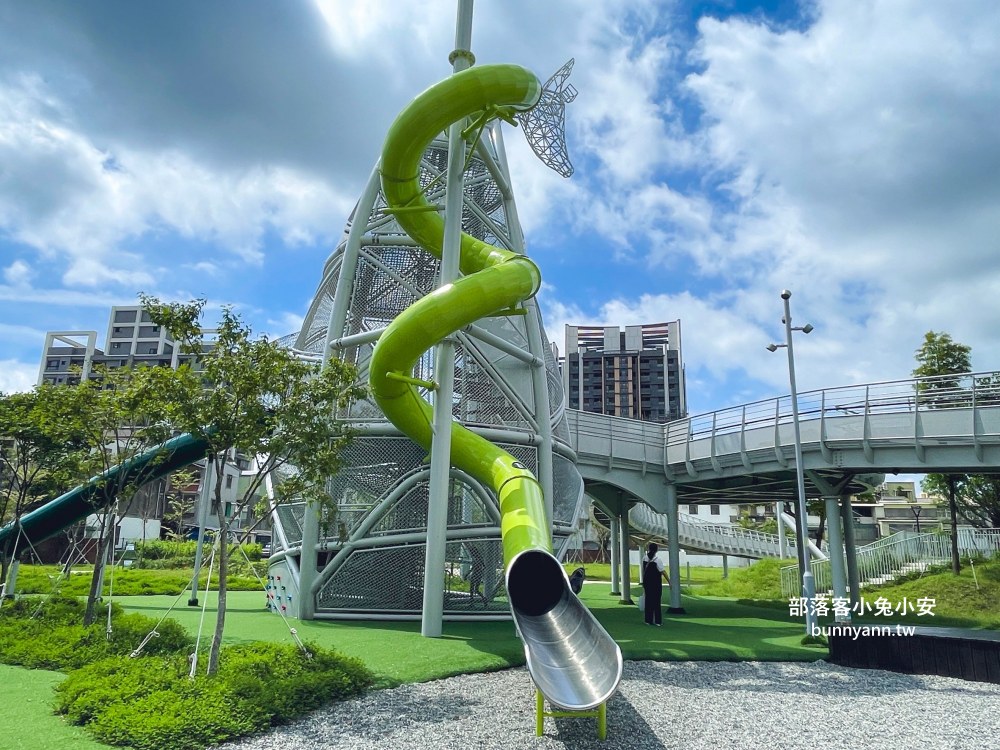 桃園【八德楓樹腳公園】繞一圈不用半小時，長頸鹿溜滑梯真好玩