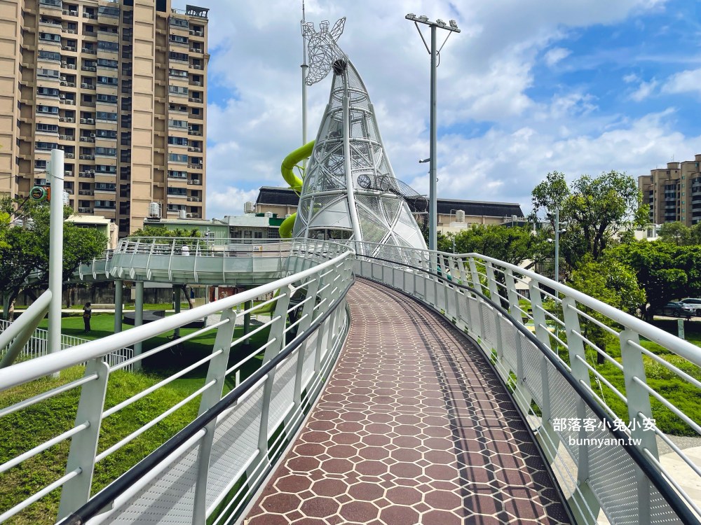 桃園【八德楓樹腳公園】繞一圈不用半小時，長頸鹿溜滑梯真好玩