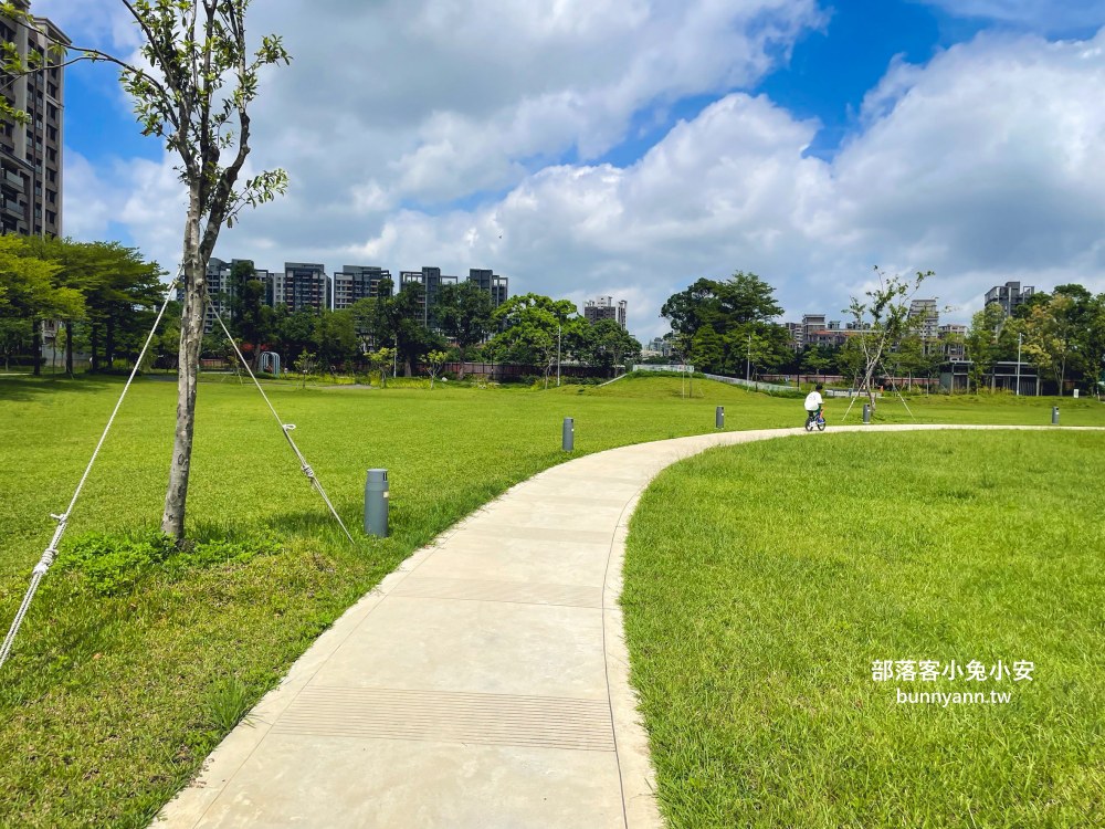 桃園【八德楓樹腳公園】繞一圈不用半小時，長頸鹿溜滑梯真好玩