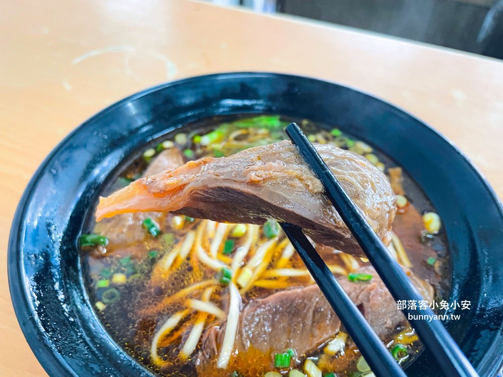 台中【清水牛肉麵】牛肉麵好吃，牛肉大塊又很軟嫩！