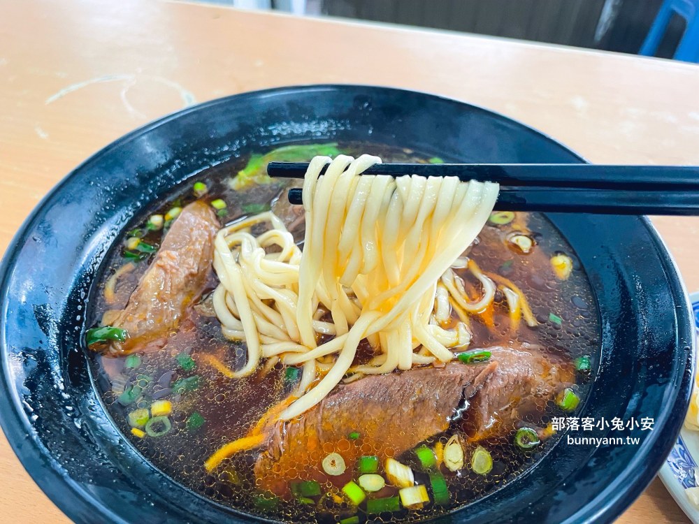 台中【清水牛肉麵】牛肉麵好吃，牛肉大塊又很軟嫩！