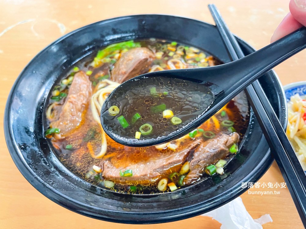台中【清水牛肉麵】牛肉麵好吃，牛肉大塊又很軟嫩！