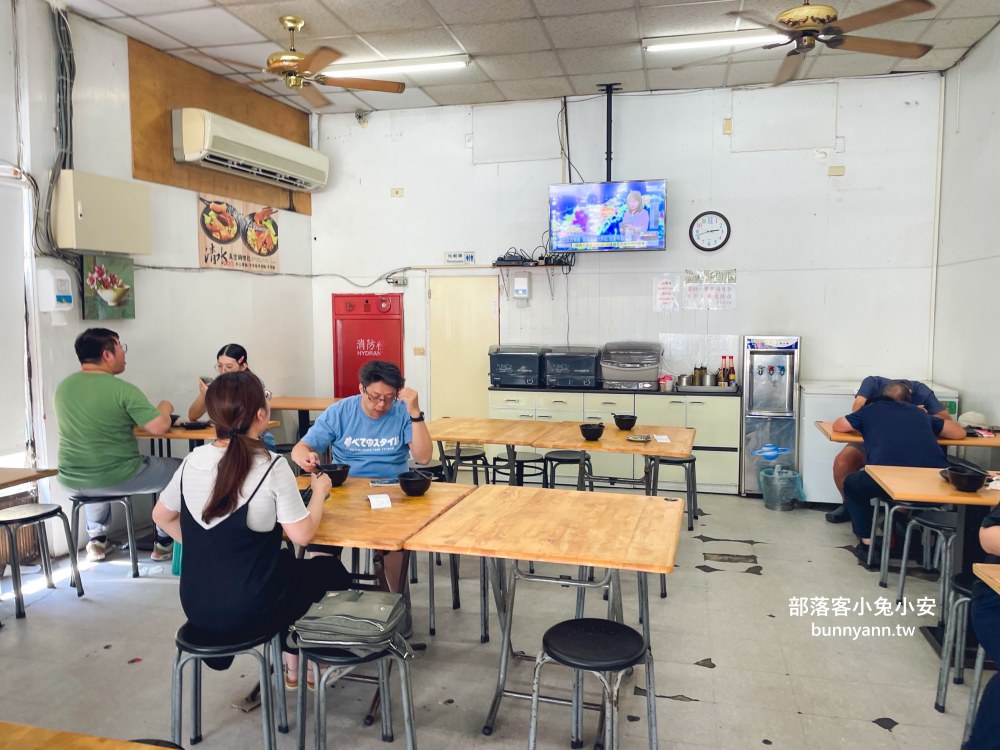 台中【清水牛肉麵】牛肉麵好吃，牛肉大塊又很軟嫩！
