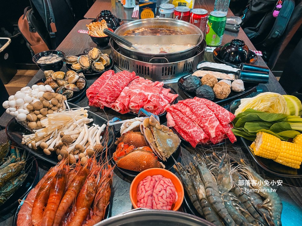 西門町【皇家帝國麻辣火鍋】擁有十萬則評論超厲害火鍋吃到飽餐廳
