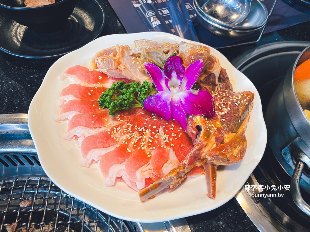 桃園【石頭燒肉八德旗艦店】899就能吃到壽司跟鮑魚的羊小排火烤兩吃