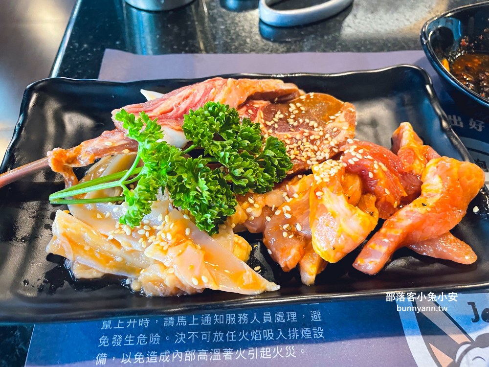 桃園【石頭燒肉八德旗艦店】899就能吃到壽司跟鮑魚的羊小排火烤兩吃