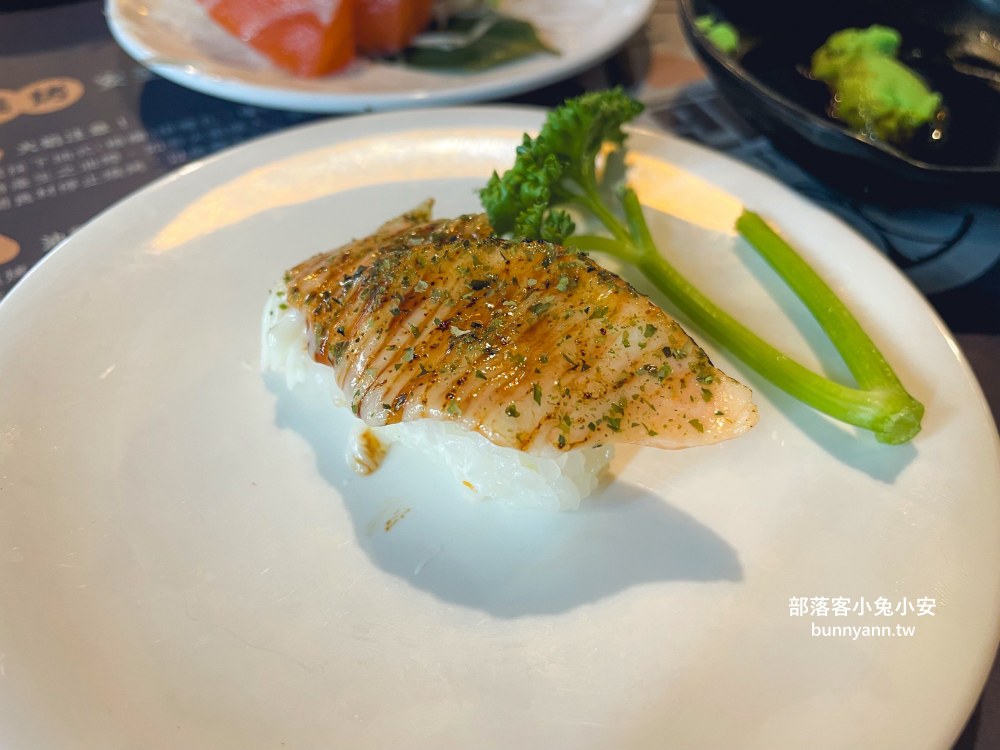 桃園【石頭燒肉八德旗艦店】899就能吃到壽司跟鮑魚的羊小排火烤兩吃