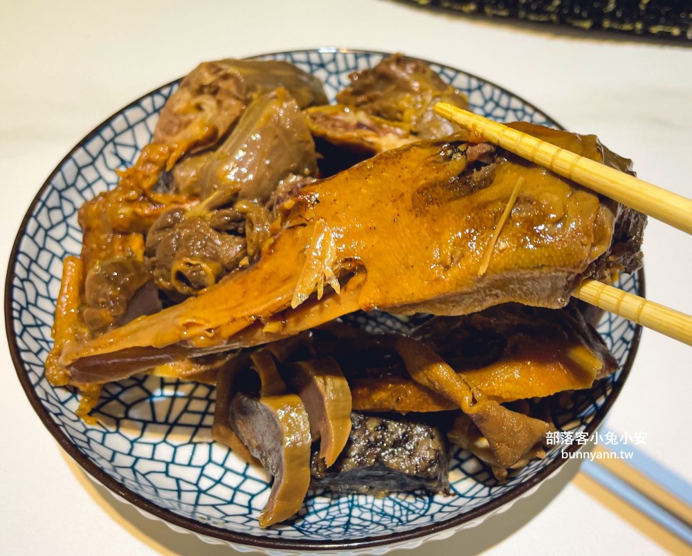 新店【追蕾醬香黑鴨】無醬油古式滷法滷味，入口秒被圈粉，一吃上癮停不下來！
