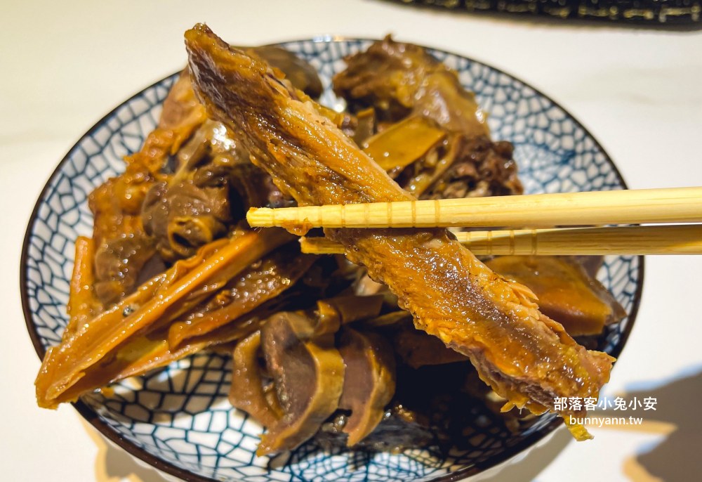 新店【追蕾醬香黑鴨】無醬油古式滷法滷味，入口秒被圈粉，一吃上癮停不下來！