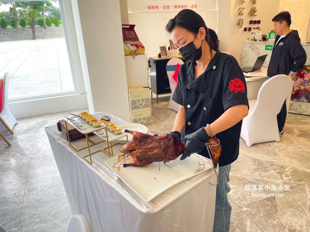 礁溪【龍爺鳳娘會館】皮經典的脆皮烤鴨！一鴨五吃神等級的宜蘭櫻桃鴨