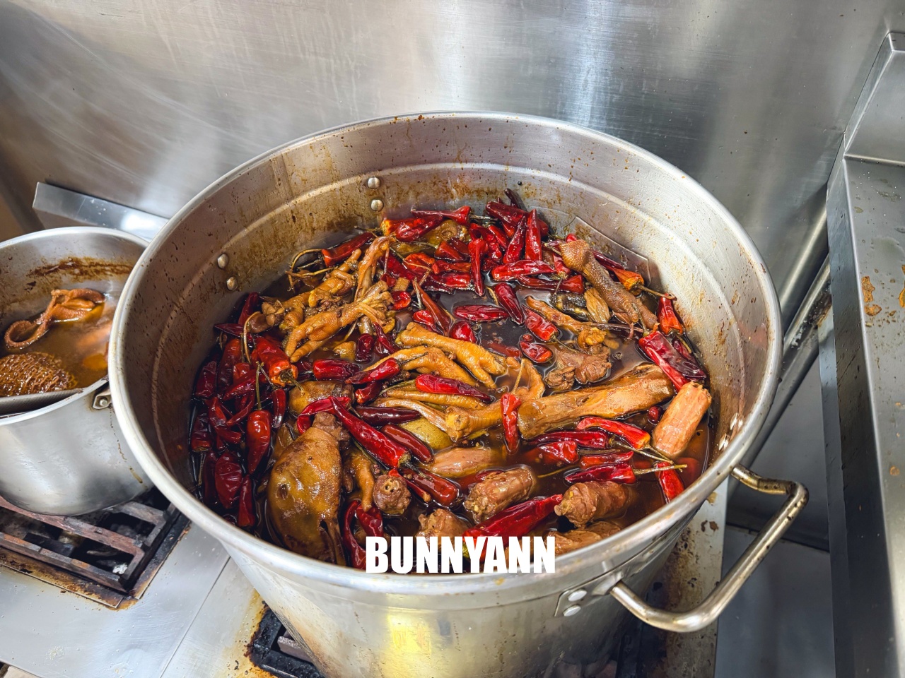 台北信義美食【追蕾醬香黑鴨】隱藏版現撈現滷超銷魂，必點特價滷味組合CP值爆表！