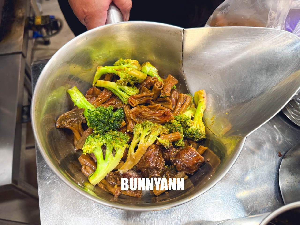 台北信義美食【追蕾醬香黑鴨】隱藏版現撈現滷超銷魂，必點特價滷味組合CP值爆表！