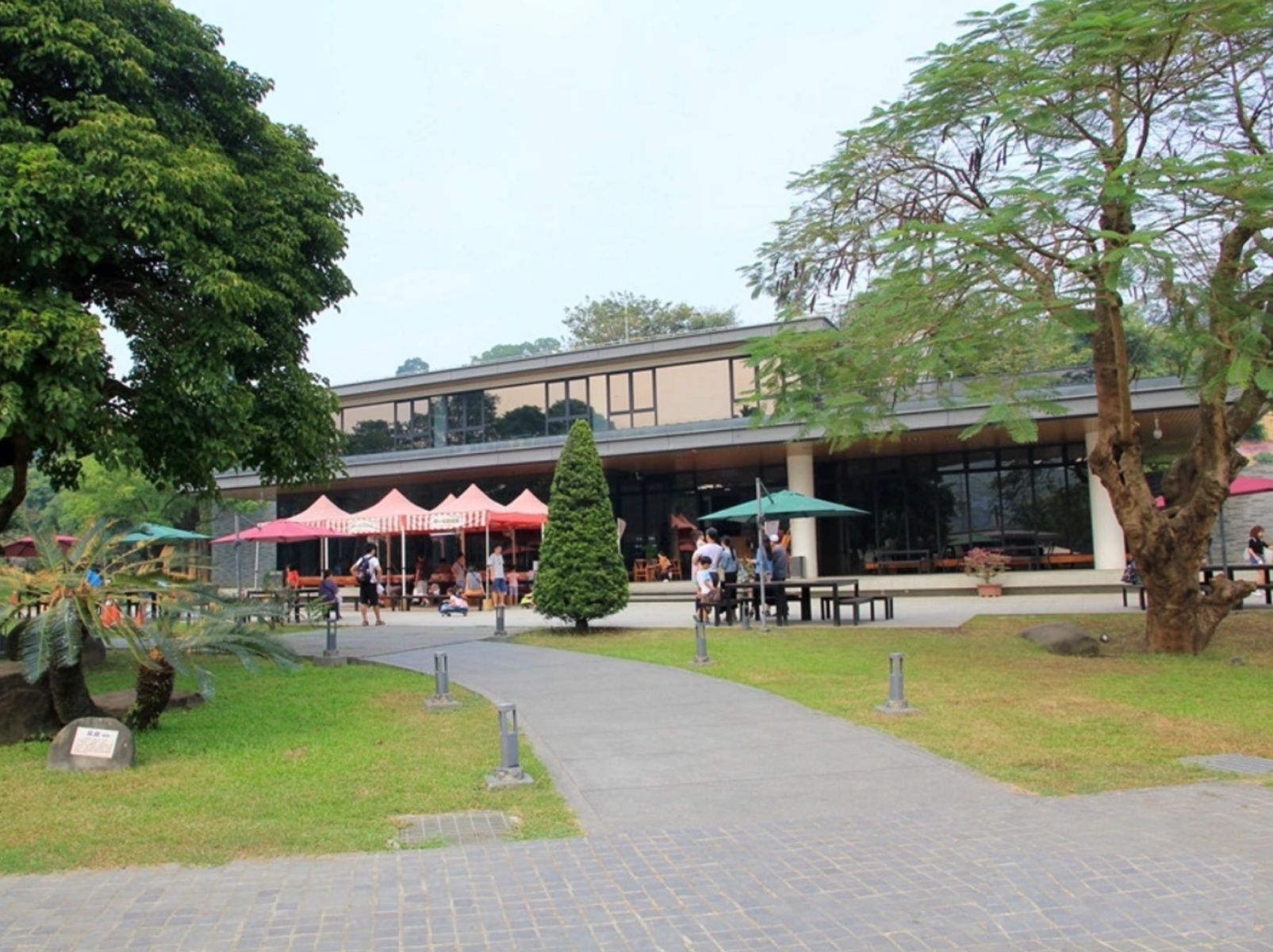 高雄景點》華一休閒農場，餵羊羊吃牧草、吃羊奶冰、草地放風郊遊趣 @小兔小安*旅遊札記