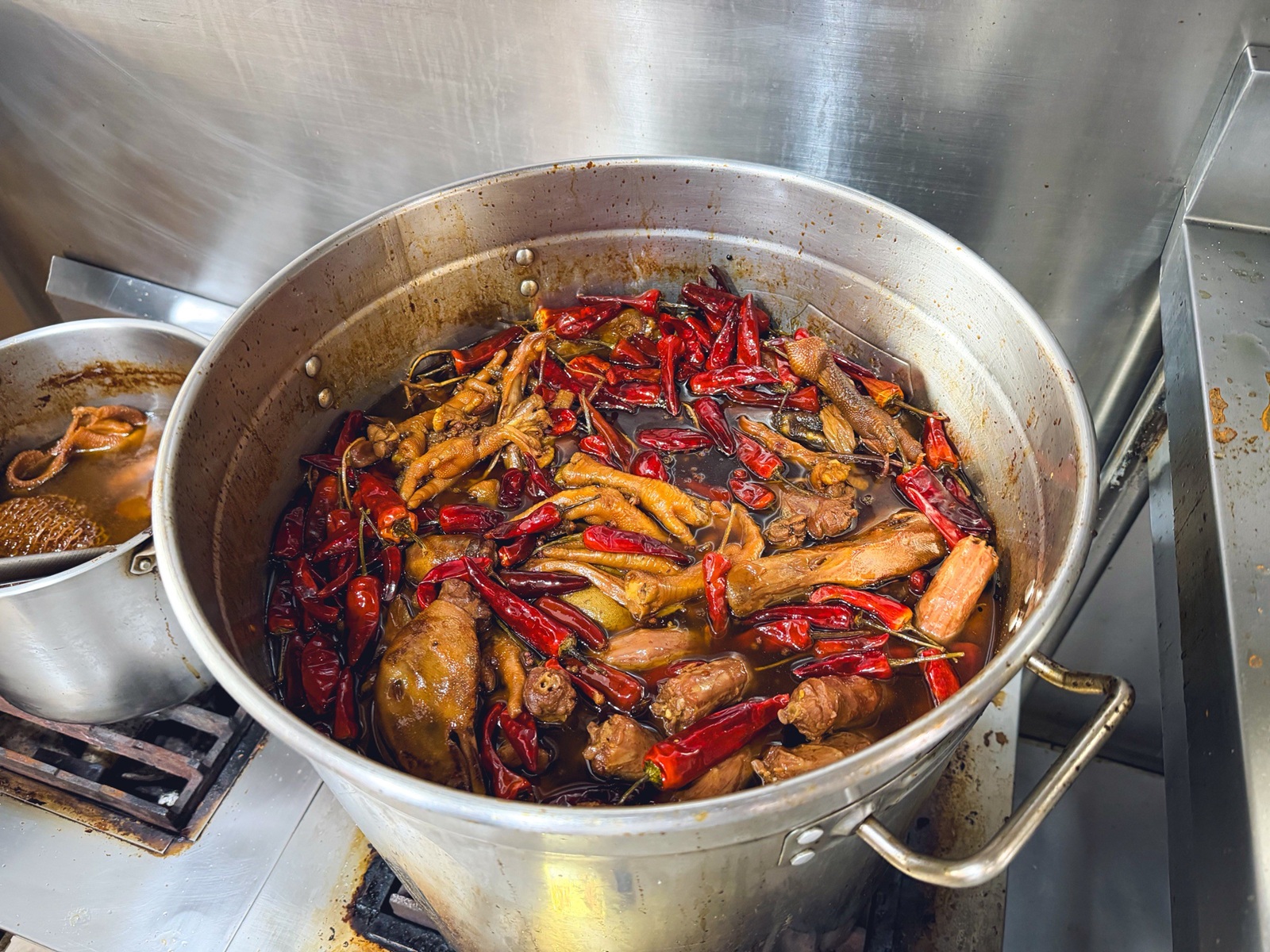 台北信義美食【追蕾醬香黑鴨】隱藏版現撈現滷超銷魂，必點特價滷味組合CP值爆表！