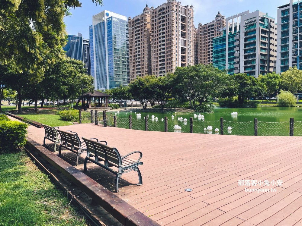 竹北【水圳森林公園】繞著碧綠湖水的步道，來回半小時輕鬆走完。
