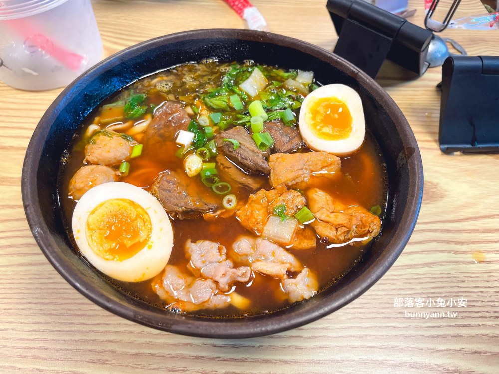 新北【低調十三香專業牛肉麵】隱藏版牛肉麵，高CP值迷人、低調卻超好吃