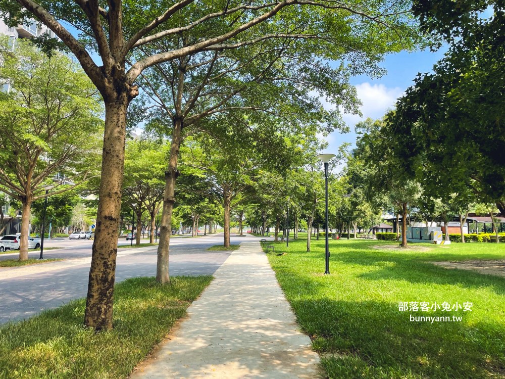 竹北【水圳森林公園】繞著碧綠湖水的步道，來回半小時輕鬆走完。
