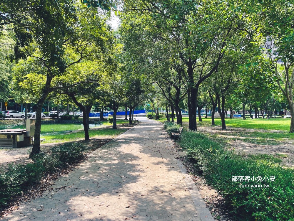 竹北【水圳森林公園】繞著碧綠湖水的步道，來回半小時輕鬆走完。