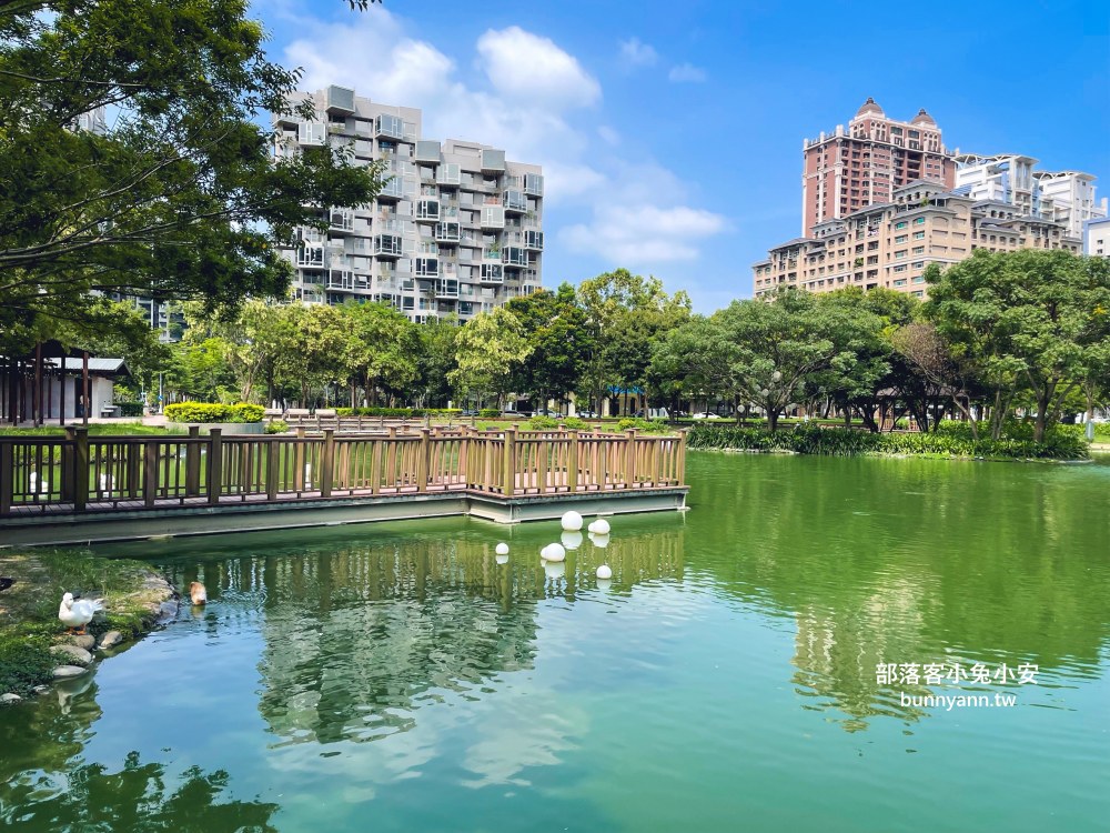 竹北【水圳森林公園】繞著碧綠湖水的步道，來回半小時輕鬆走完。