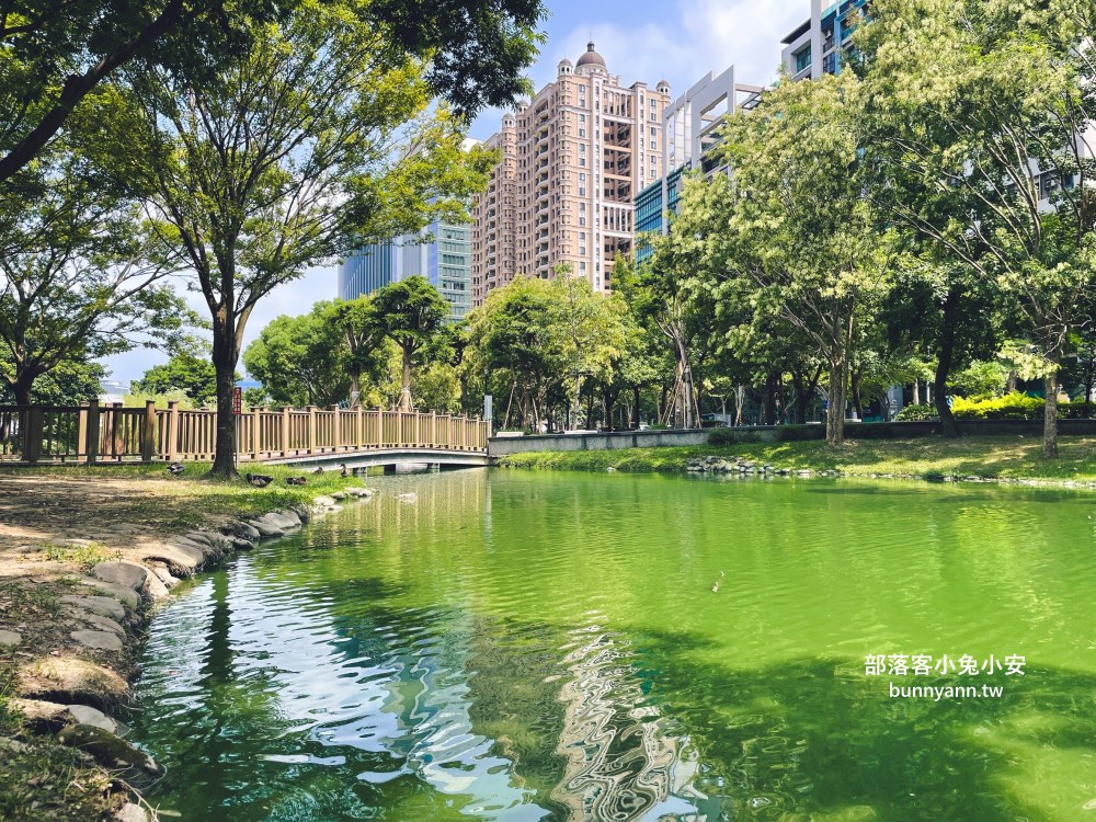 竹北【水圳森林公園】繞著碧綠湖水的步道，來回半小時輕鬆走完。