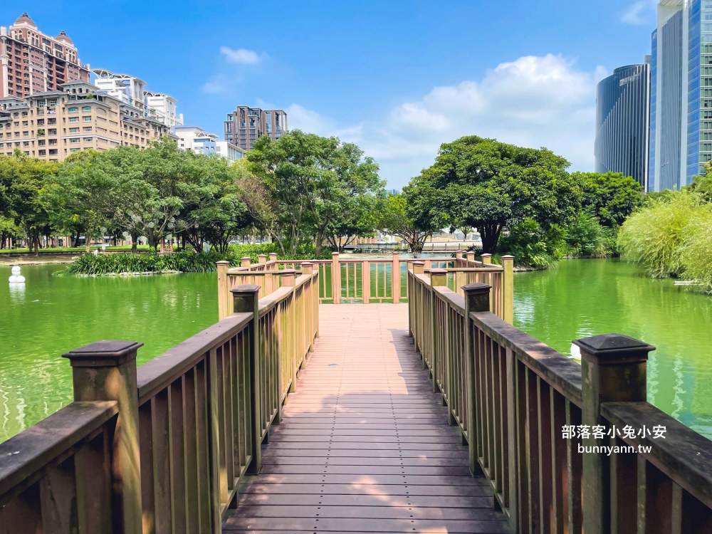 竹北【水圳森林公園】繞著碧綠湖水的步道，來回半小時輕鬆走完。