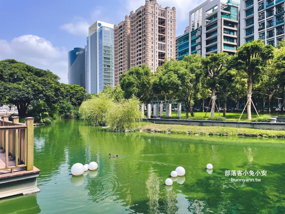 竹北【水圳森林公園】繞著碧綠湖水的步道，來回半小時輕鬆走完。