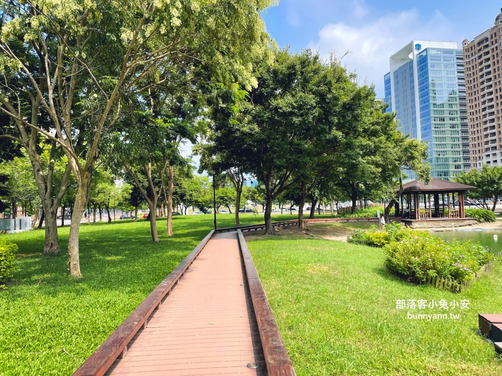 竹北【水圳森林公園】繞著碧綠湖水的步道，來回半小時輕鬆走完。