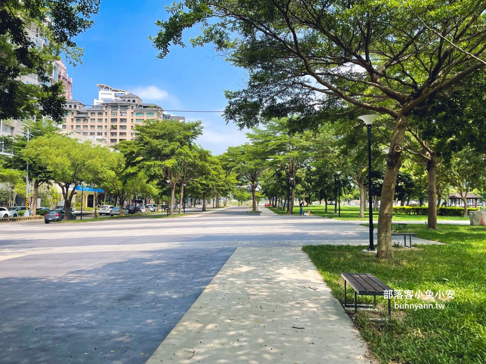 竹北【水圳森林公園】繞著碧綠湖水的步道，來回半小時輕鬆走完。