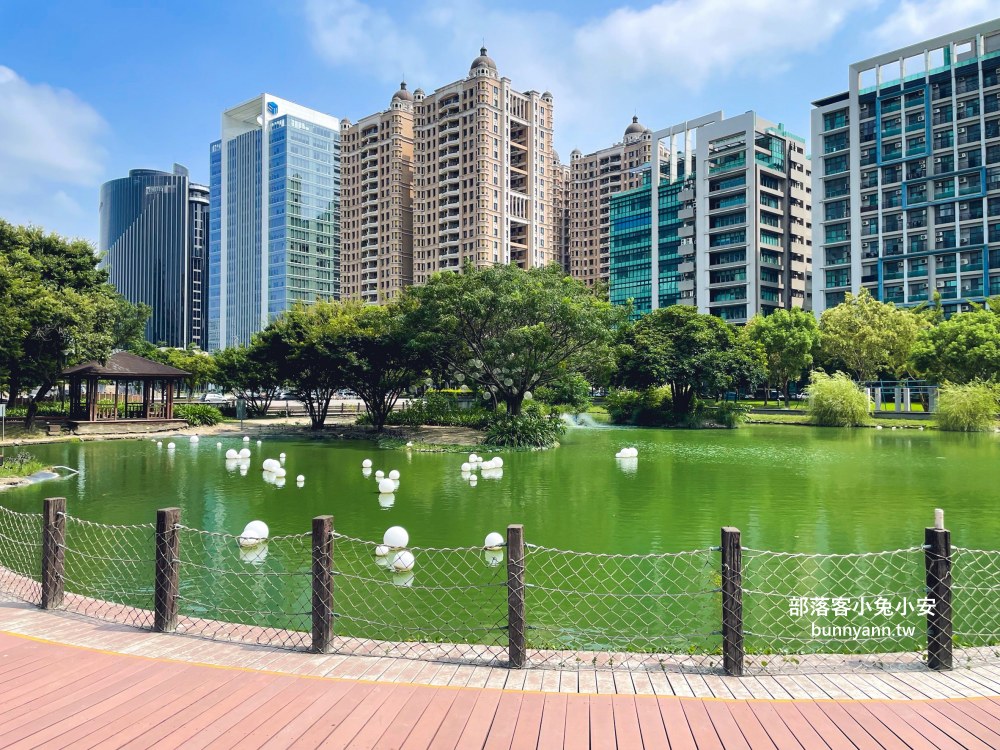竹北【水圳森林公園】繞著碧綠湖水的步道，來回半小時輕鬆走完。