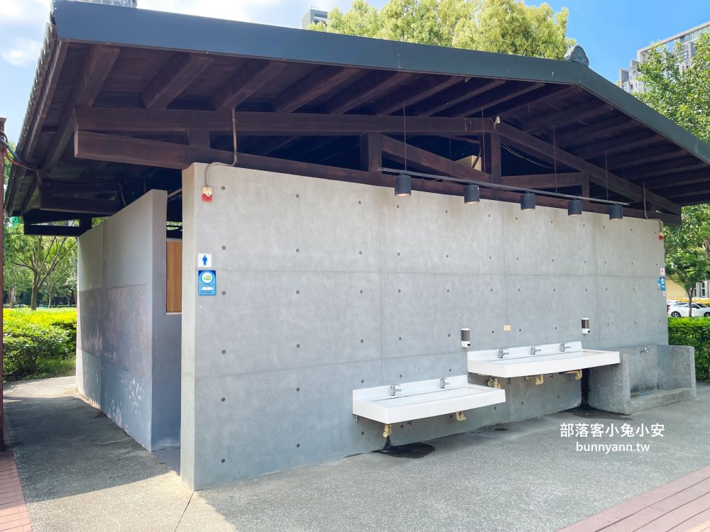 竹北【水圳森林公園】繞著碧綠湖水的步道，來回半小時輕鬆走完。