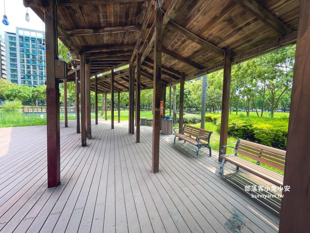 竹北【水圳森林公園】繞著碧綠湖水的步道，來回半小時輕鬆走完。