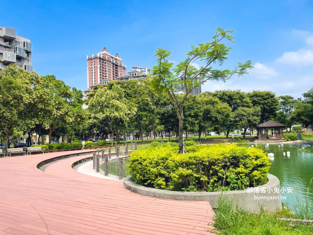 竹北【水圳森林公園】繞著碧綠湖水的步道，來回半小時輕鬆走完。