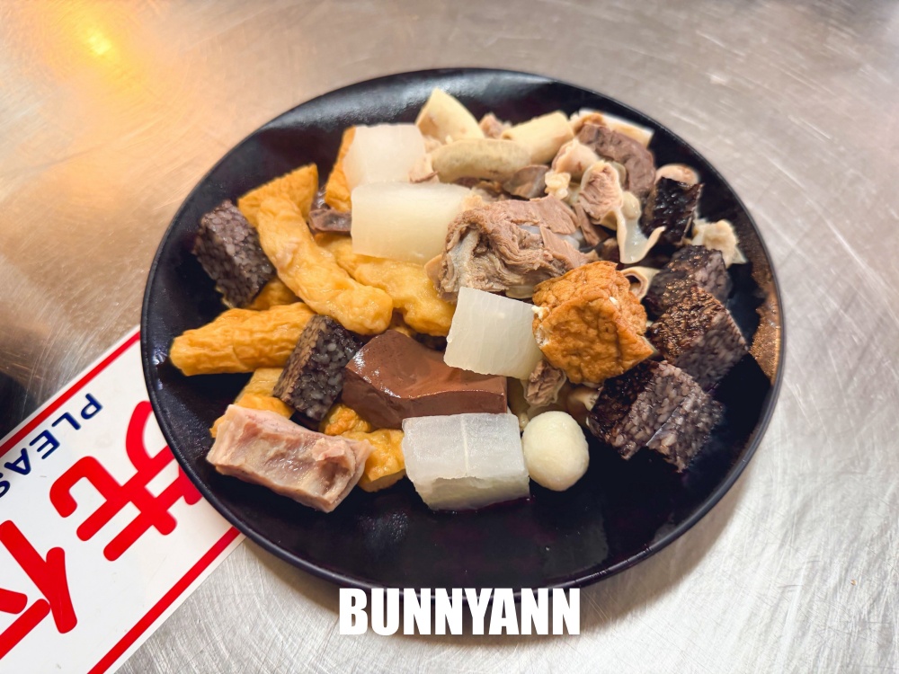 本來以為只是普通市場小吃，沒想到一開店就排隊，兩百元黑白切吃到超滿足