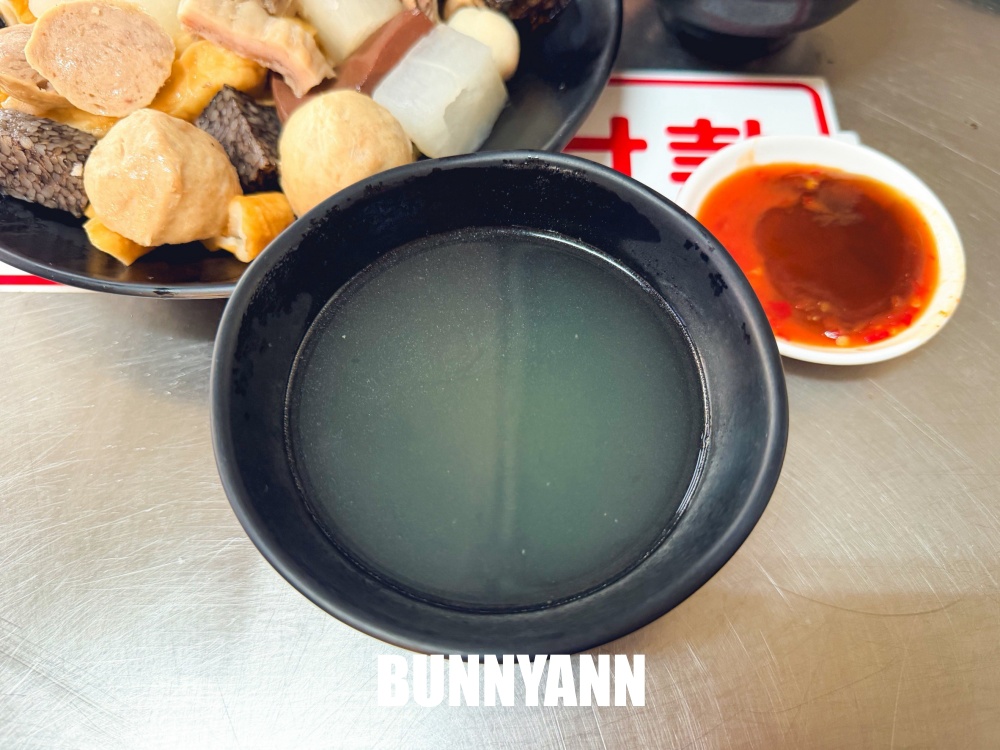 本來以為只是普通市場小吃，沒想到一開店就排隊，兩百元黑白切吃到超滿足