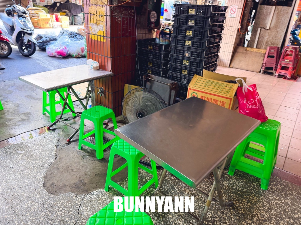 本來以為只是普通市場小吃，沒想到一開店就排隊，兩百元黑白切吃到超滿足