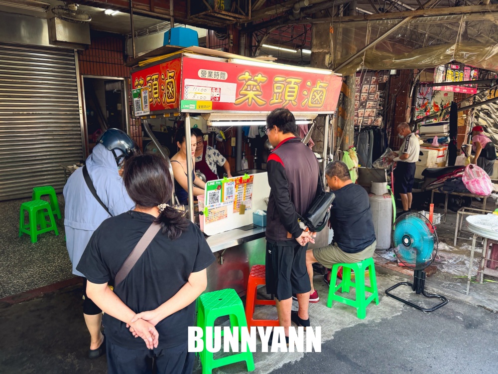 本來以為只是普通市場小吃，沒想到一開店就排隊，兩百元黑白切吃到超滿足