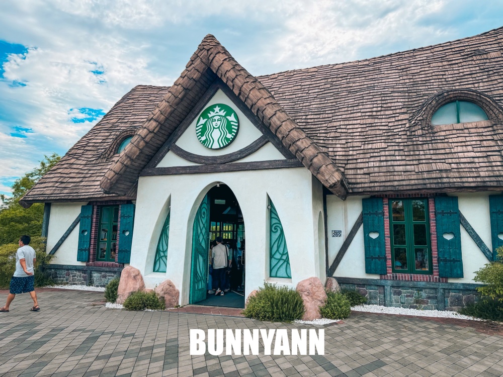 地點位在湖邊，是湖景咖啡店家，免低消還不限時，拿鐵咖啡是招牌主打