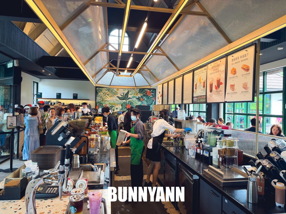 地點位在湖邊，是湖景咖啡店家，免低消還不限時，拿鐵咖啡是招牌主打