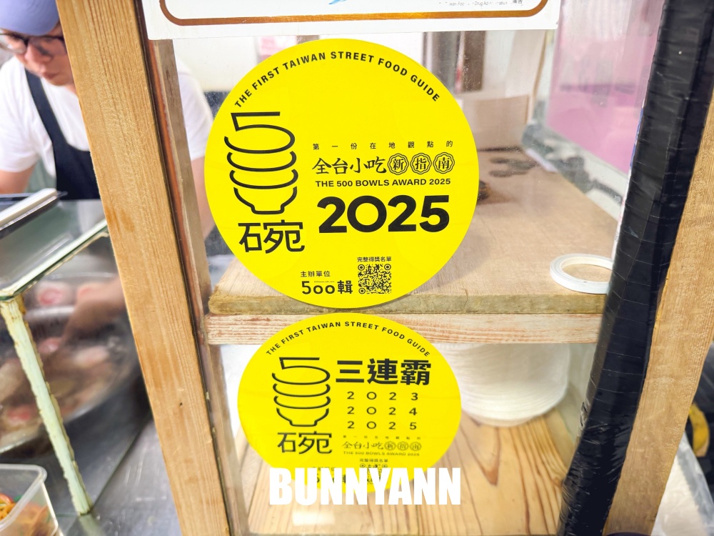 誰說這間小吃沒人來，兩顆肉圓60元有夠划算，大蒜配料隨你加