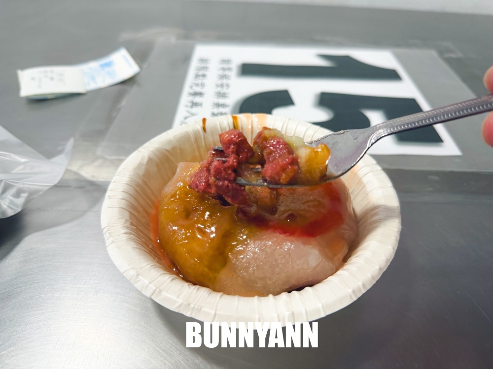 誰說這間小吃沒人來，兩顆肉圓60元有夠划算，大蒜配料隨你加