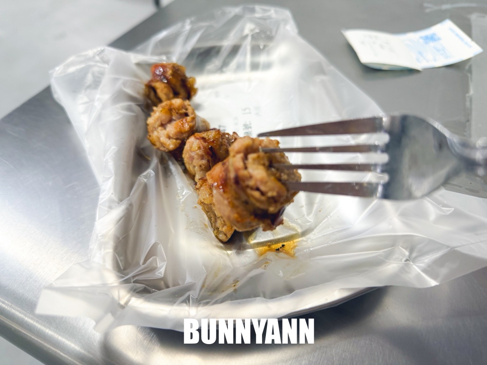 誰說這間小吃沒人來，兩顆肉圓60元有夠划算，大蒜配料隨你加